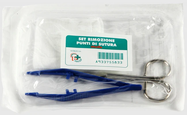 Set per la rimozione dei punti di sutura composto da 1 forbice 1 pinzetta 2 compresse di garza di cotone
